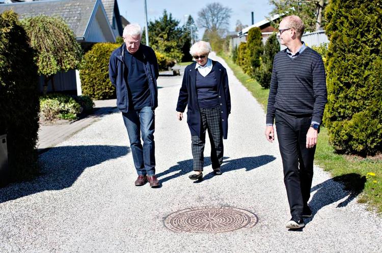 Enighed. Naboerne Asger (tv., Birthe og Henrik fra Solrød er alt andet end tilfredse med Skats ejendomsvurderinger. De påtænker at klage. 