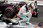 tilbage. Verdensmester Lewis Hamilton jubler over sejren i Monaco. 