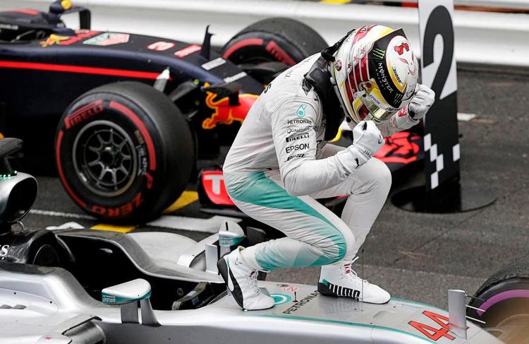 tilbage. Verdensmester Lewis Hamilton jubler over sejren i Monaco. 