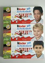 barnestjerne. Det har vakt kritik fra medlemmer af den antiislamistiske bevægelse Pegida, at Kinder-chokolade er begyndt at pakke deres fristelser ind i papir påtrykt fotos af små sorte og brune drenge. Heriblandt Jérôme Boateng. 