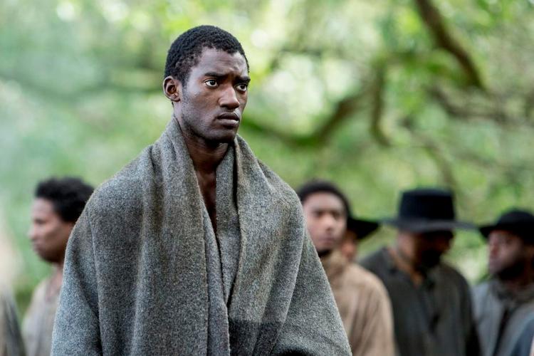 OPHAV. Seriens hovedperson er i den første halvdel mandinka-krigeren Kunta Kinte, der kidnappes fra sin landsby af overhovedet i en rivaliserende klan. Han spilles med udstråling af Malachi Kirby, som har sin karrieres første store rolle. Foto: HBO Nordic 