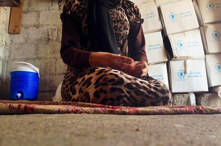 Slaveri. Så vidt det vides er det første gang, at krigere fra Islamisk Stat poster billeder af slaver på de sociale medier, der er til salg. På billedet bliver en 15-årig pige, der var kidnappet af IS, interviewet af AP. 