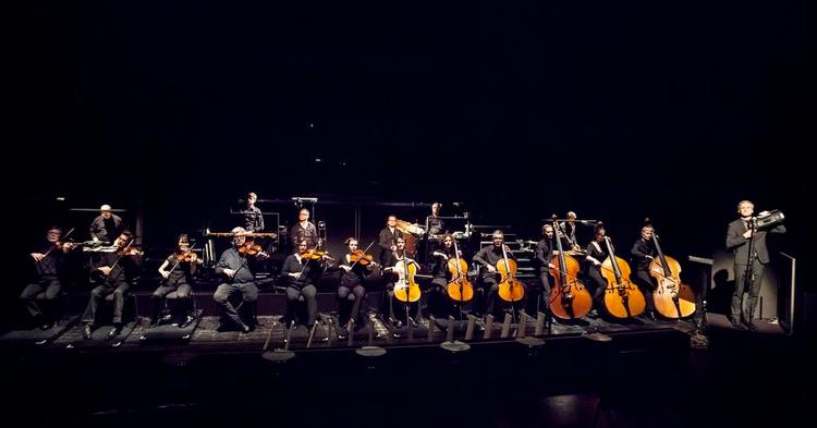 Musikteaterforestilling. I helt sorte omgivelser uropførte fire skuespillere, 18 musikere og en stribe teknikere lørdag Simon Steen-Andersens nye, mere end to timer lange værk ved biennalen i München. 