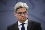 uagtsomt. Søren Pind vil kunne dømme personer, sm groft uagtsomt deler ekstremistisk materiale på nettet. 
