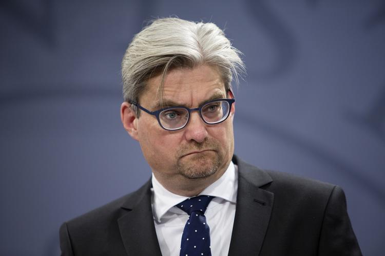 uagtsomt. Søren Pind vil kunne dømme personer, sm groft uagtsomt deler ekstremistisk materiale på nettet. 