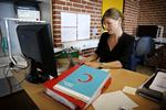 LÆRERTID. Manglende forberedelsestid presser Tine Nord, der er folkeskolelærer, til ikke selv at læse de tekster, som hendes elever arbejder med i timerne. 