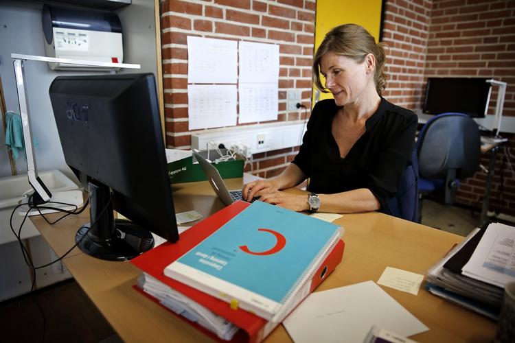 LÆRERTID. Manglende forberedelsestid presser Tine Nord, der er folkeskolelærer, til ikke selv at læse de tekster, som hendes elever arbejder med i timerne. 
