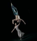 SJÆLEDANS. Den levende danser med den døde, kroppen med ånden (Christina Michanek og Tobias Praetorius). Foto: Per Morten Abrahamsen 