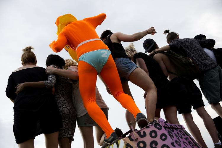 Heldragt. Du kan også bare tage en unitard på, og gemme alle dine ejendele under den. Der kommer tyven aldrig ind. 