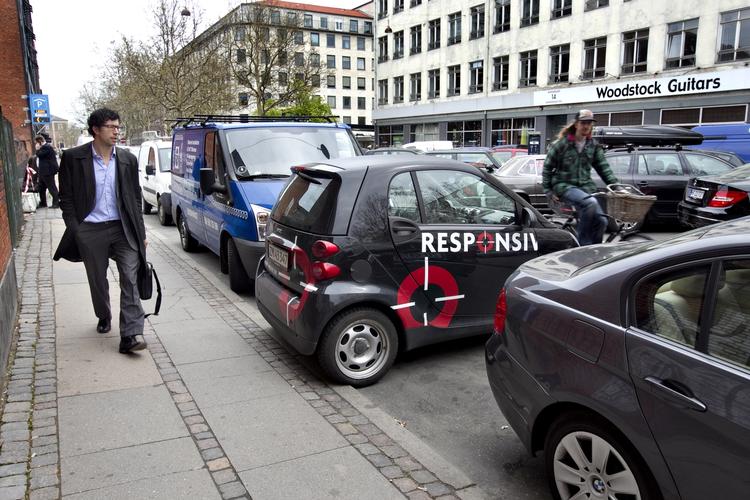 OVERBELÆGNING. Kommunen sælger flere beboerlicenser end der er parkeringspladser til. Det vil SF have standset. 