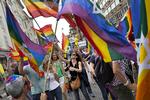 Over 20.000 gik under regnbueflag i Pride Parade