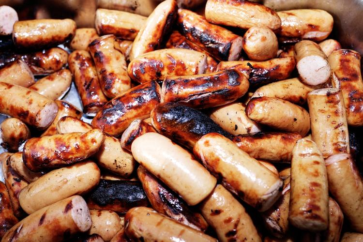 statement. Pølserne, som blev plantet på tallerkenerne, kan være en modkultur til veganere, der opfattes som vestlig kultur. 