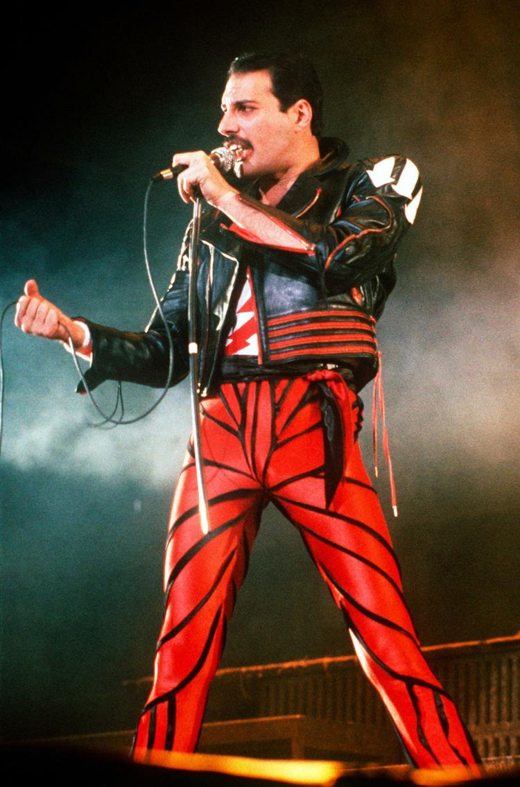 Dansk.. De røde og hvide farver klæder da Freddie Mercury meget godt. 