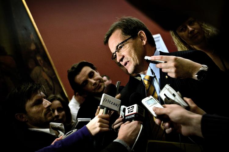 Journaliser skal i stigende grad gennem en spindoktor for at komme til at stille spørgsmål til en politiker. 