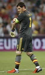 Rekordmanden. Iker Casillas er med sine 166 landskampe den mest rutinerede aktør ved EM i Frankrig. To gange i karrieren - i 2008 og 2012 - har han som Spaniens anfører løftet EM-trofæet. 