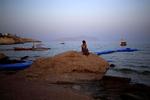 Forladt. En kvinde ser ud over Det Røde Hav fra badebyen Sharm el-Sheikh. Landets turistindustri er blevet den store taber efter et år med en række voldsomme begivenheder, herunder to flystyrt. Foto: Hassan Ammar/AP 