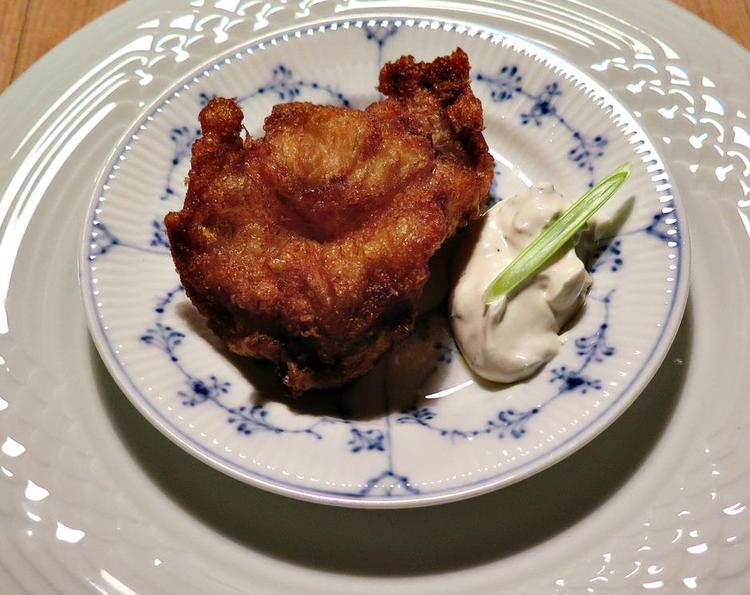 Sprød og mør. Underkæbe af torsk tilsat citruscreme er... et rart bekendtskab. Og en færøsk specialitet. Foto: Anne Louise Leth 