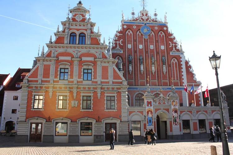 GENOPBYGGET. Sorthovedernes Hus, et af Rigas vartegn, er et godt udgangspunkt for udforskningen af byen. 