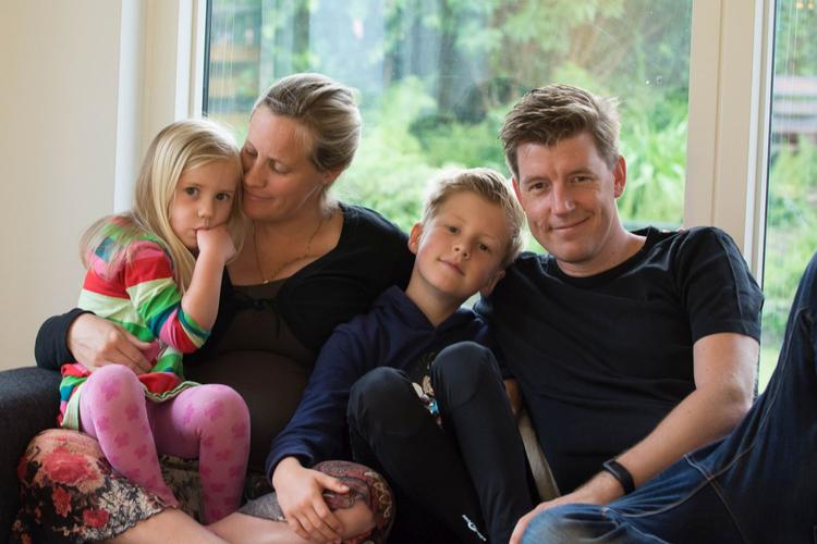 familiedynamik. Gymnasielærer Eva Borchorst Mejnertz og faglig leder i et digitalt bureau Nikolaj  Gandrup Borchorst, Aarhus, er spændte på, hvordan søskendedynamikken bliver, når Birk og Emma Pil får en lillesøster til juli. »Der kommer sikkert nogle skænderier mellem de to yngste hen ad vejen, men jeg tror, aldersforskellen mellem Birk og den lille ny bliver for stor til, at de kommer til at have konflikter«, forudser Eva Borchorst Mejnertz. 