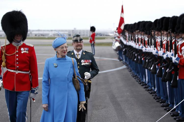 Cirkusentusiast? Varde Kommune fjerner cirkusplakater, fordi dronningen kommer på besøg. På den måde tager byen sig bedst ud. Hvorvidt dronningen kan lide cirkus melder historien intet om. 