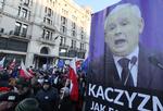 Protest. I januar demonstrerede polske demokratibevægelser i Warszawa mod lovændringer fra regeringspartiet PiS, ledet af Jaroslaw Kaczynski (plakaten). Nu angriber EU den polske regerings indgreb i domstolenes uafhængighed. 