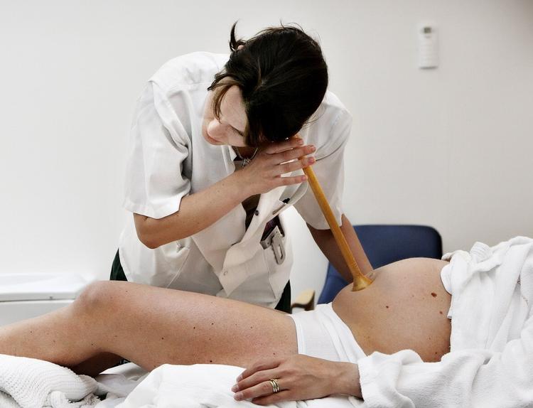 Naturligt. Man kan ikke bruge argumentet om 'naturlighed' til at kræve fødsler uden de medicinske forbedringer, teknologien har medført, skriver Kasper Mosekjær. 