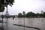 Vandmasser. Flere af promenaderne langs Seinen i Paris nu er lukket af myndighederne. 