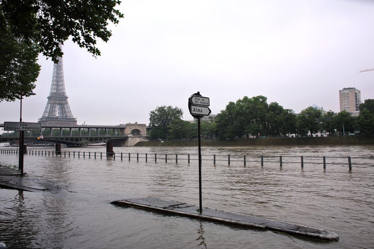 Vandmasser. Flere af promenaderne langs Seinen i Paris nu er lukket af myndighederne. 