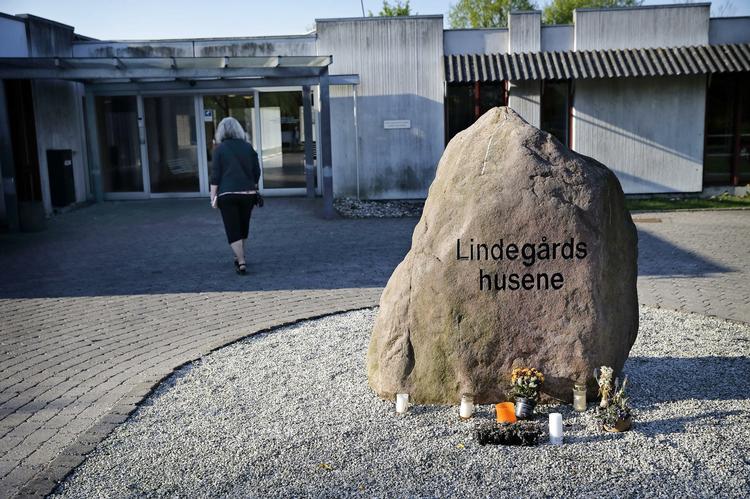 Lindegården. For to måneder siden mistede en 57-årig social- og sundhedsassistent livet, da hun blev stukket ihjel af en beboer på det socialpsykiatriske bosted Lindegården. Nye oplysninger peger på, at drabet kunne have været undgået, hvis en intern sikkerhedsregel var blevet overholdt. 
