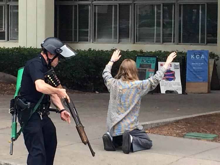 Årvågen. Politiet tog ingen chancer. Her bliver en studerende undersøgt under evakuering fra UCLA. 