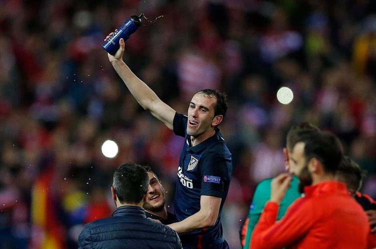 kriger. Diego Godin (midt) er krumtappen i den Atletico-defensiv, der skal fungere upåklageligt, hvis Real Madrid skal besejres i finalen lørdag aften. 