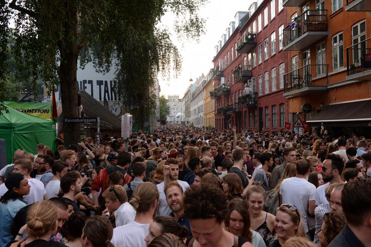 Gadefest. Tusindvis af mennsker var i går samlet på Nørrebro til gadefestivalen Distortion. 