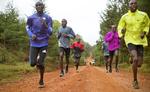 tempo. Kenyanske løbere håndplukkes, dopes og sendes til løb rundt i verden af beregnende agenter. 