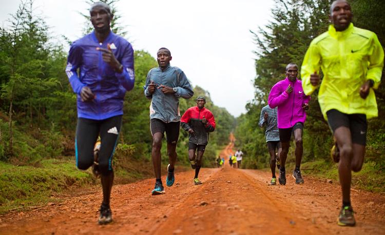 tempo. Kenyanske løbere håndplukkes, dopes og sendes til løb rundt i verden af beregnende agenter. 
