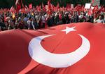 Historiebøgerne. Demonstranter foran Brandenburger-porten i Berlin holdt i går et tyrkisk flag frem. Det sker i protest mod, at det tyrkiske parlament vil vedtage en resolution om det armenske folkemord. 