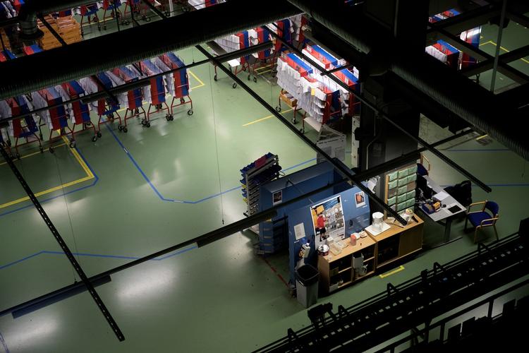 på vej. Brevene venter tålmodigt i de røde og blå vogne på at komme ud i landet til deres rette adresser. Siden 1979 har flere tusinder postarbejdere på Københavns Postterminal aften og nat sørget for, at det kunne lade sig gøre. I 1980’erne foregik sorteringen ved håndkraft. I dag har maskinerne overtaget og automatiseret en stor del af sorteringen. 