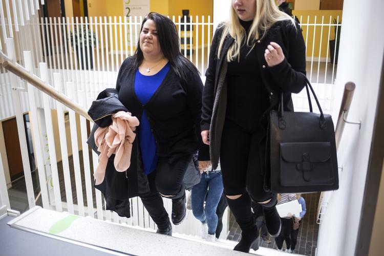 Studernede. Jane Jakobsen har gigt, og hendes læge har vurderet, at hun kun kan arbejde 25 timer om ugen. Alligevel skal hun i praktik på fuldtid. 