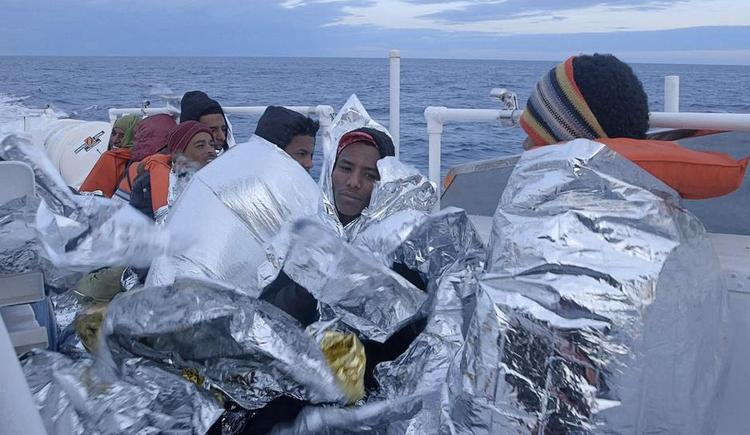 fokus. Hverdagen på øen skildres gennem fodboldspillende drenge, en krise i fiskeriet, kystvagtens arbejde og en frustreret borgmester. 