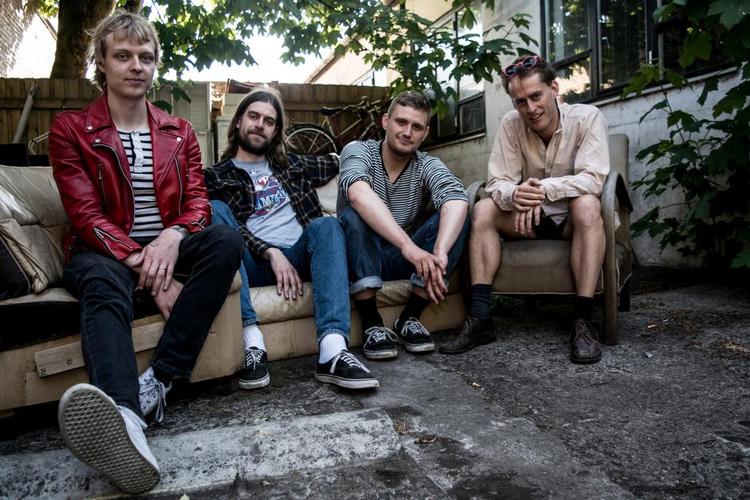 Der er tråd og ømme mænd på scenen til Pissoirs dobbeltkoncert. 