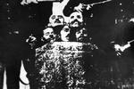 Tyrkere poserer med de afskårne hoveder af myrdede armeniere. 