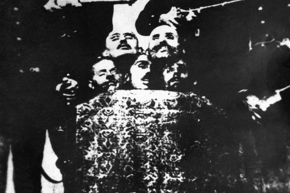 Tyrkere poserer med de afskårne hoveder af myrdede armeniere. 