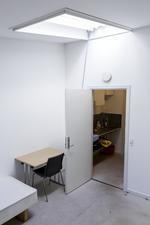 Retssikkerhed. En mand på tålt ophold skal dagligt melde sig på Center Sandholm. 