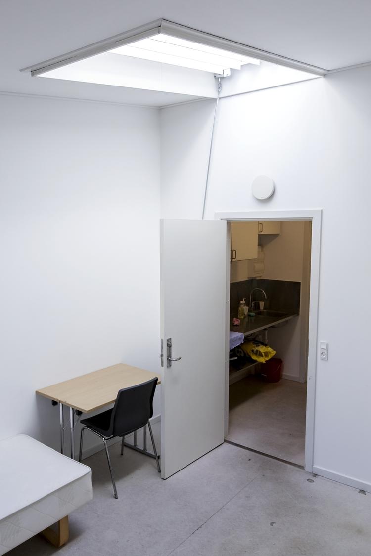 Retssikkerhed. En mand på tålt ophold skal dagligt melde sig på Center Sandholm. 