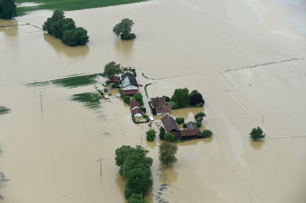 Huse stikker lige op over vandet nær Simbach am Inn. 