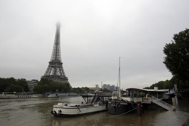Vandet står højt i Seinen i Paris. 