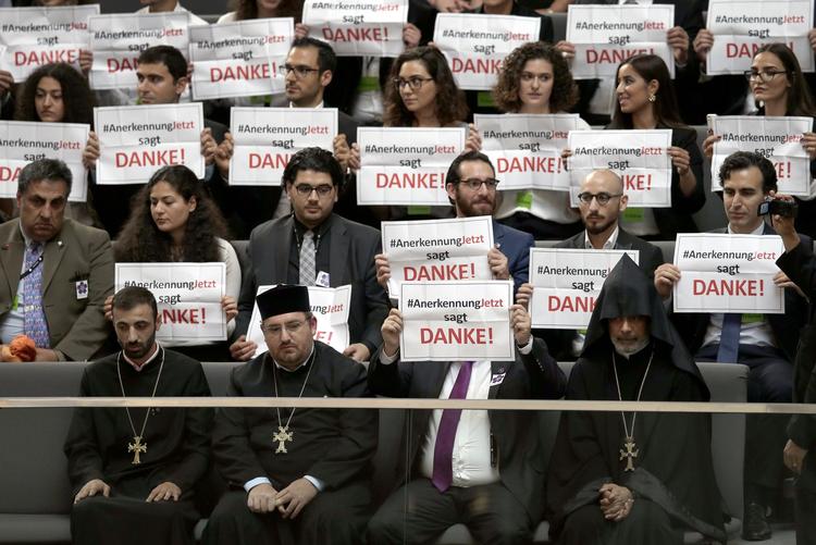 Vedtagelse. Tilhørere fra den armenske aktionsgruppe 'Anerkennung Jetzt' (anerkendelse nu red.) fulgte sammen med medlemmer af den armenske kristne kirke debatten i Berlins parlament. 