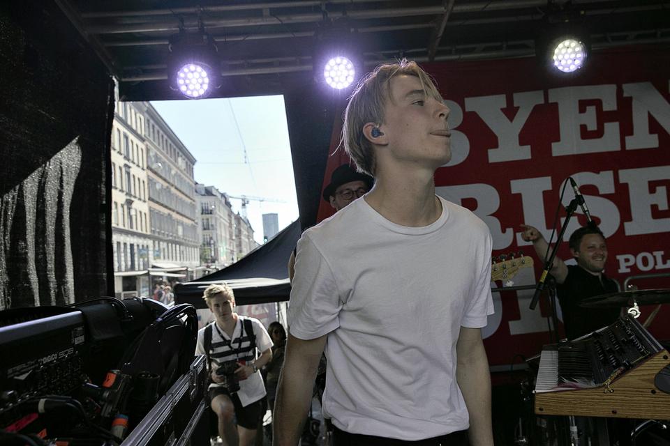 Den ene halvdel af Citybois, Thor Farlov, på vej ud til scenekanten på Ibyen scene til Distortion. 