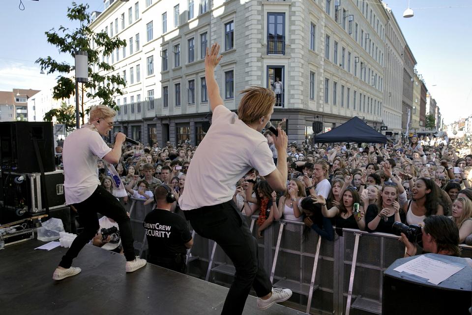 Fansene skreg, da Citybois åbnede festen. 