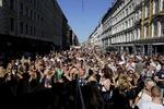 Længere væk fra scenen dansede folk i alle aldre 