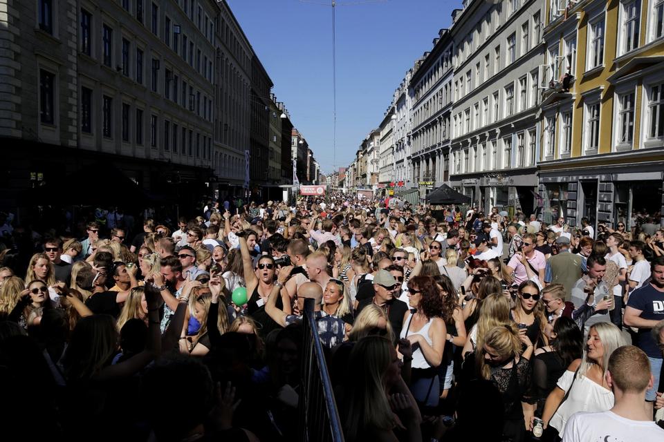Længere væk fra scenen dansede folk i alle aldre 
